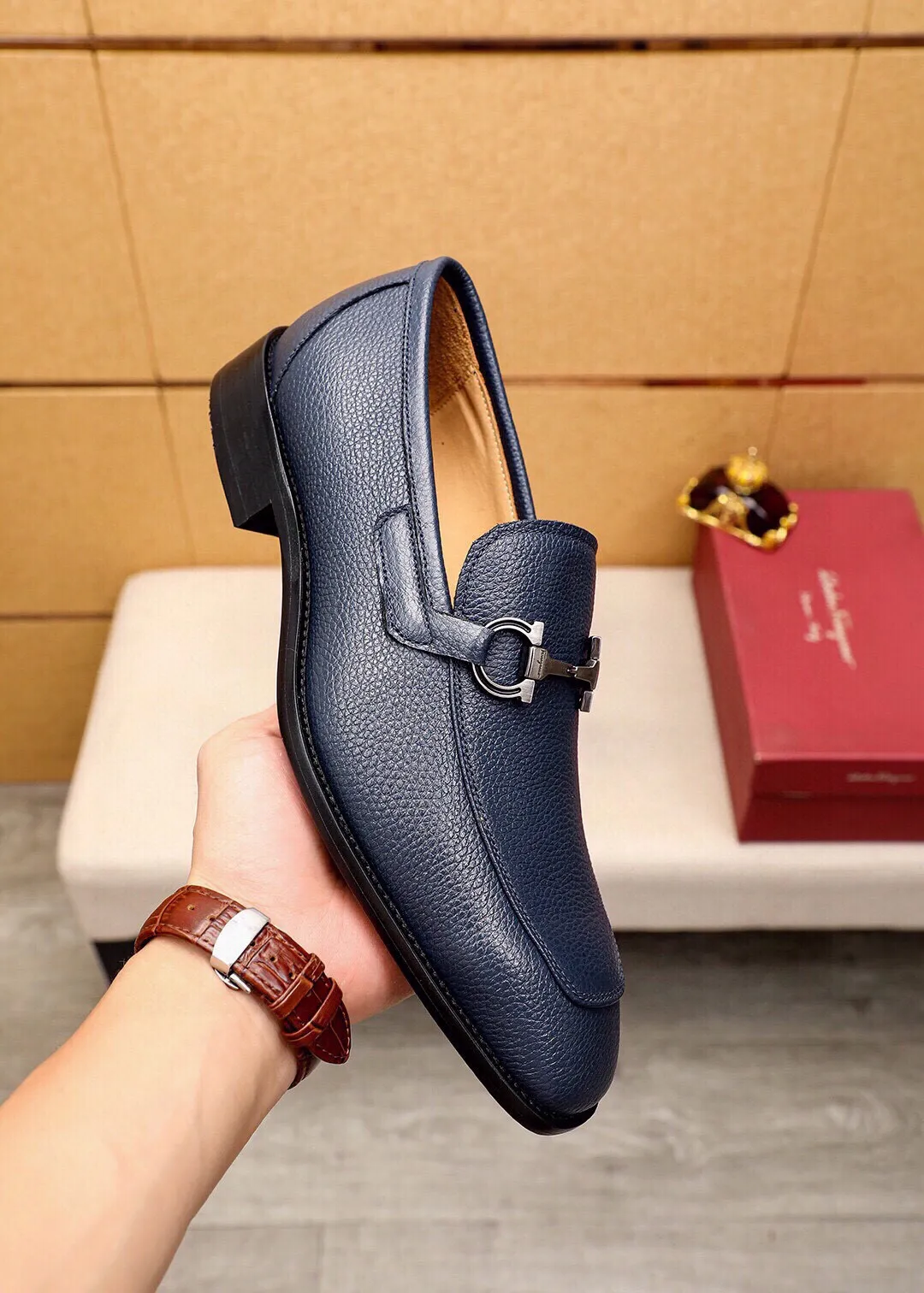 Men's shoes 💰480 💐 Product trademark: Ferragamo "Ferragamo" casual leather shoes Regular size: 38-44 (45🉑️customized) Product materials: Selected imported first-layer pebbled cowhide leather upper + luxury hardware buckle, imported water-dyed cowhide leather lining. Strong three-dimensional visual effect, original outsole Color: 3⃣️colors available